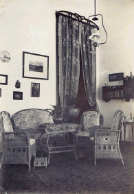 Foto van interieur controleurswoning Adrien Henri MG (1873-1965) in Salatiga Midden Java